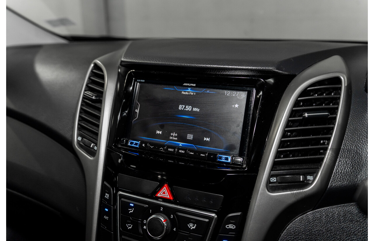 2/2015 Hyundai i30 SE GD MY14 5d Hatchback Creamy White 1.8L