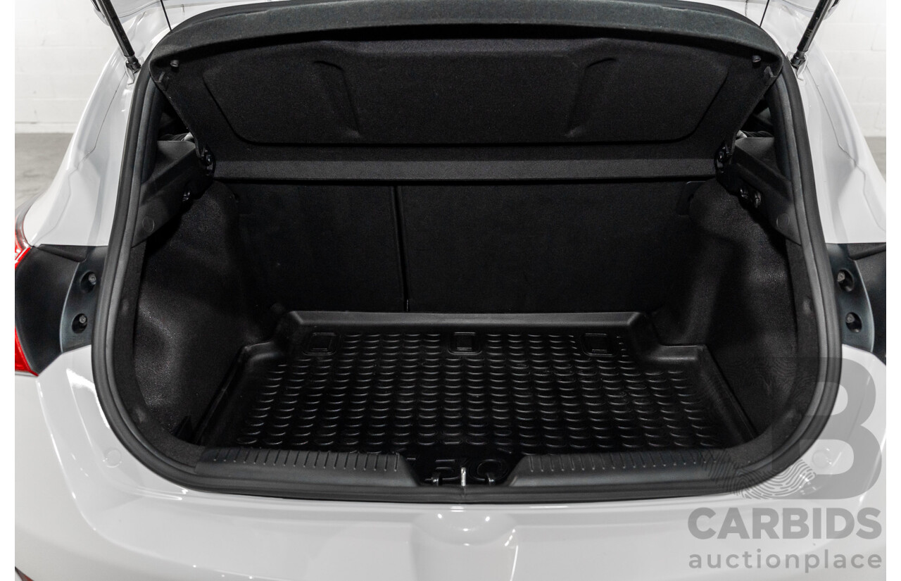 2/2015 Hyundai i30 SE GD MY14 5d Hatchback Creamy White 1.8L