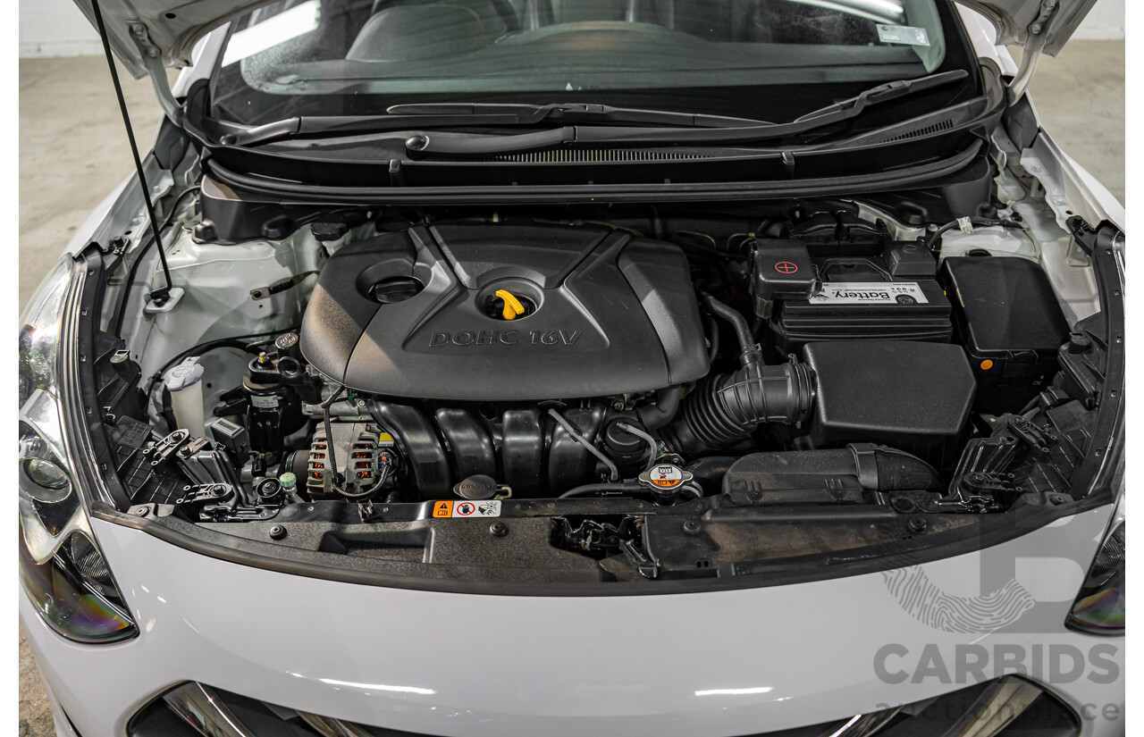 2/2015 Hyundai i30 SE GD MY14 5d Hatchback Creamy White 1.8L