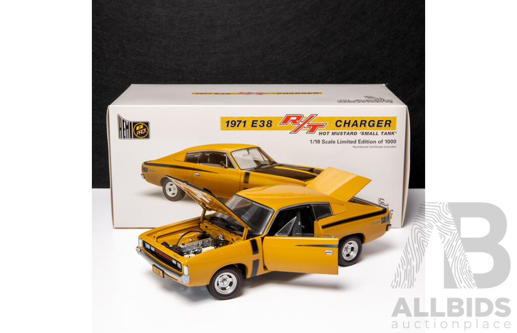 Classic Carlectables 1971 Chrysler E38 Charger R/T Small Tank Hot Mustard COA 554/1000 - 1:18 Scale Model Car