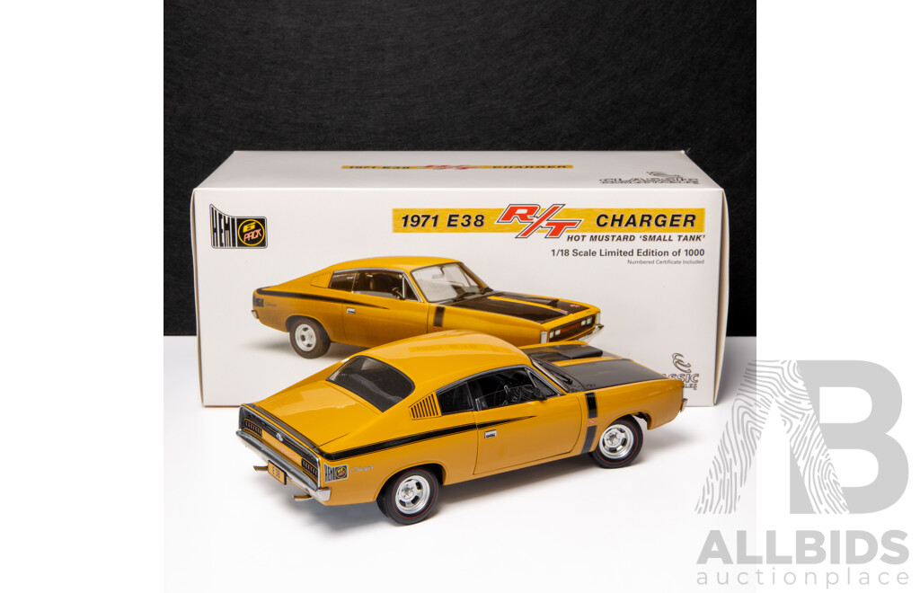 Classic Carlectables 1971 Chrysler E38 Charger R/T Small Tank Hot Mustard COA 554/1000 - 1:18 Scale Model Car