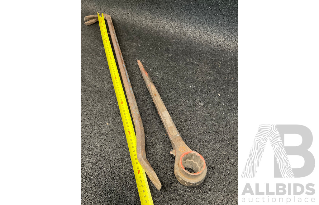 Wrecking Bar (75cm) and Ratchet Wrench (35cm)- Lot of 2