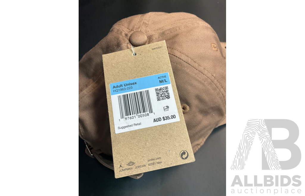 Men's Clothing - UNDER ARMOUR Shorts Size S, NIKE Drawstring Bag and JORDAN Club Cap - Lot of 3