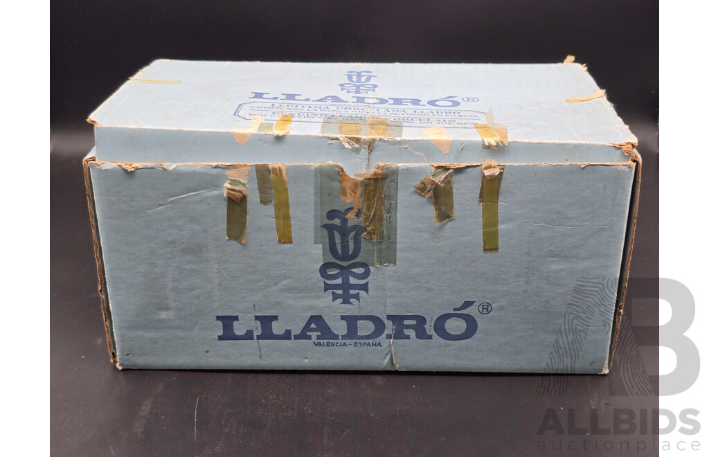 Lladro ‘Japonesita Sayonara’ Geisha Figurine – Model 4989