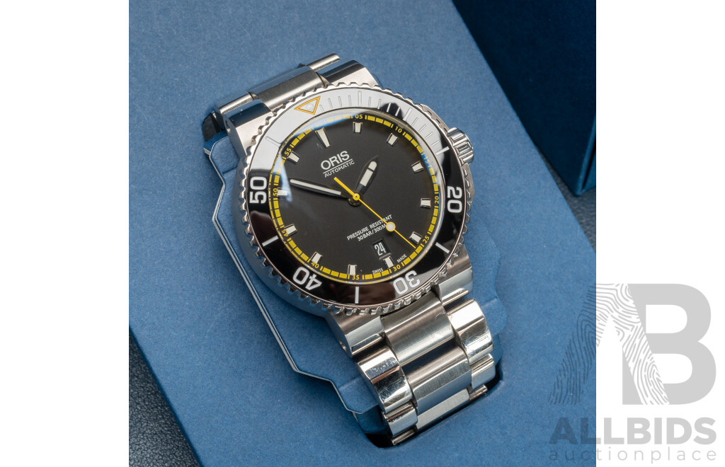 Oris Aquis Date Diving Watch – Stainless Steel, Black Dial with Yellow Accents
