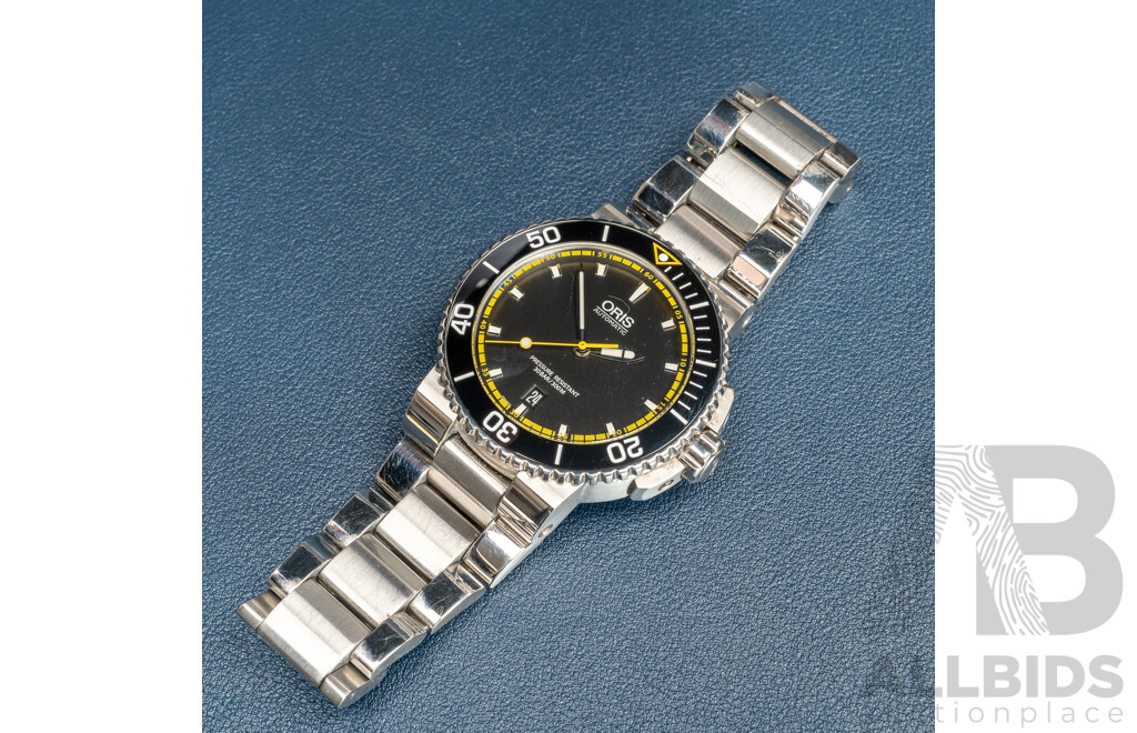 Oris Aquis Date Diving Watch – Stainless Steel, Black Dial with Yellow Accents