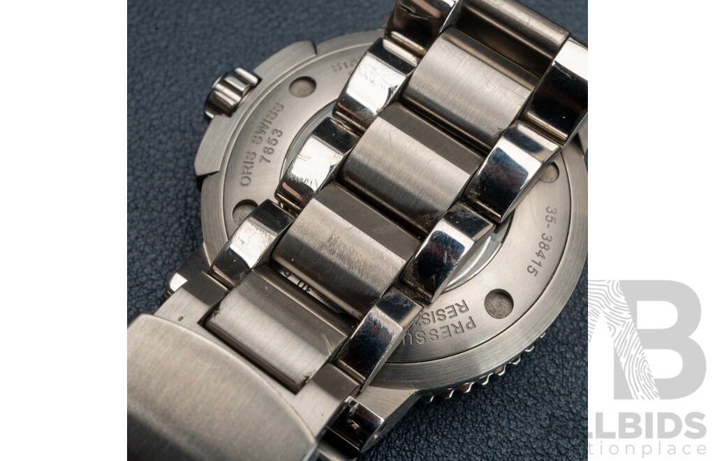 Oris Aquis Date Diving Watch – Stainless Steel, Black Dial with Yellow Accents