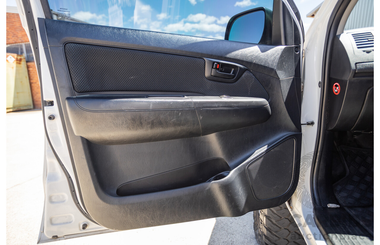 1/2015 Toyota Hilux SR (4x4) KUN26R MY14 Dual Cab P/Up White Turbo Diesel 3.0L