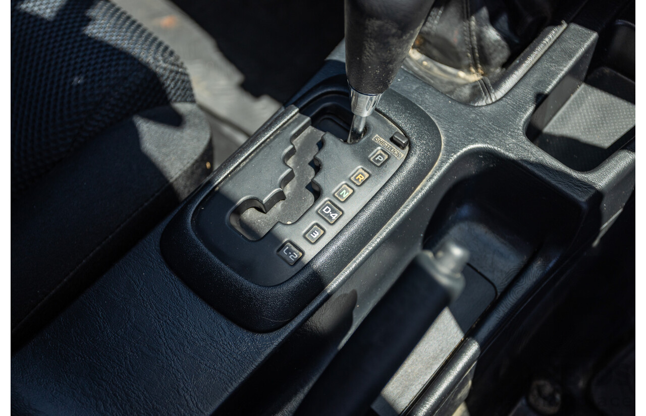 1/2015 Toyota Hilux SR (4x4) KUN26R MY14 Dual Cab P/Up White Turbo Diesel 3.0L