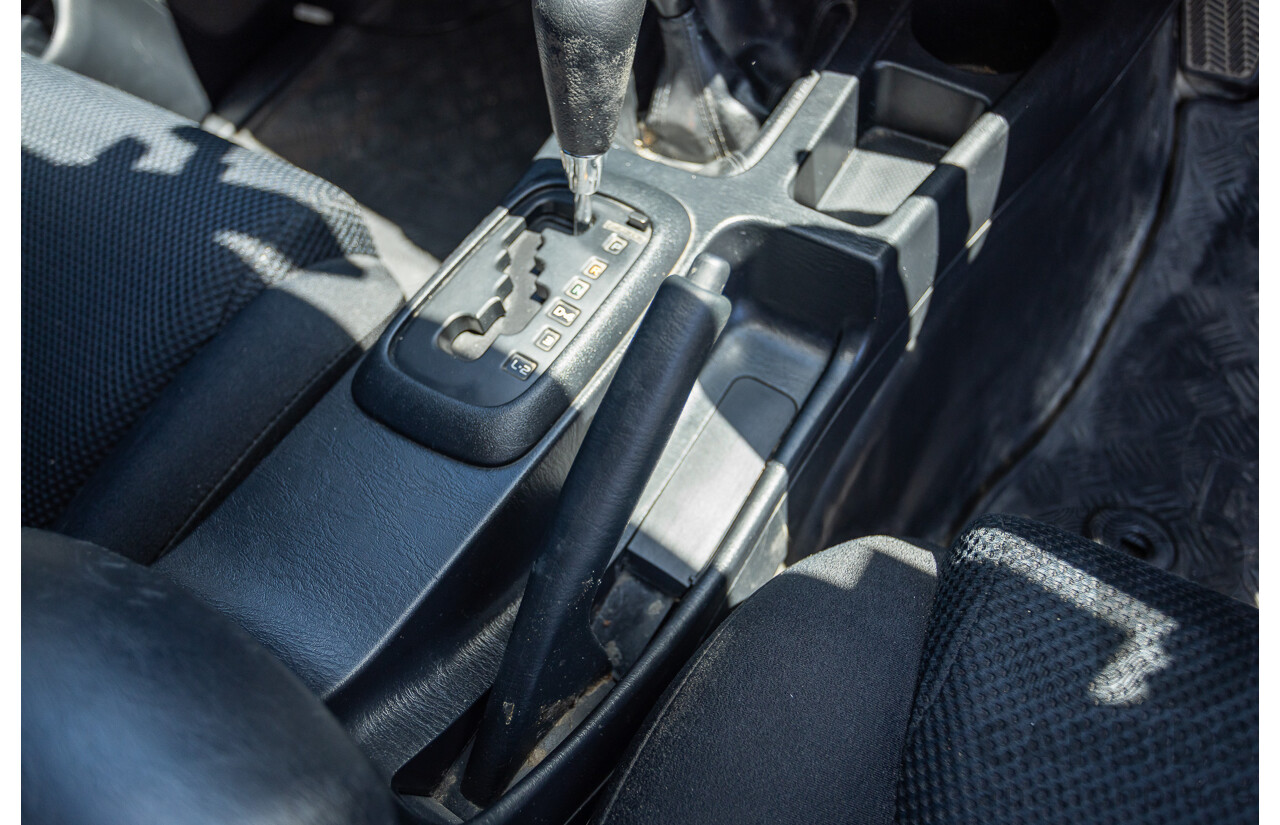 1/2015 Toyota Hilux SR (4x4) KUN26R MY14 Dual Cab P/Up White Turbo Diesel 3.0L