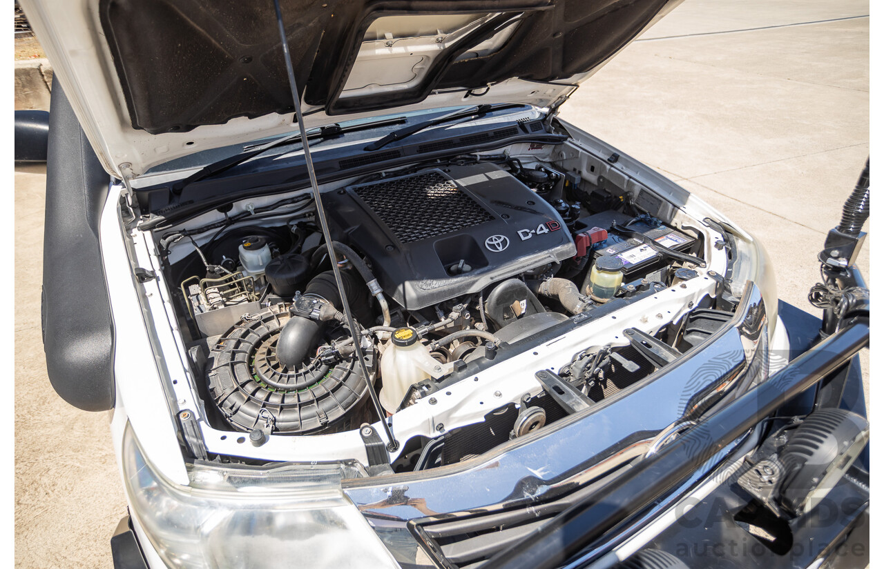 1/2015 Toyota Hilux SR (4x4) KUN26R MY14 Dual Cab P/Up White Turbo Diesel 3.0L