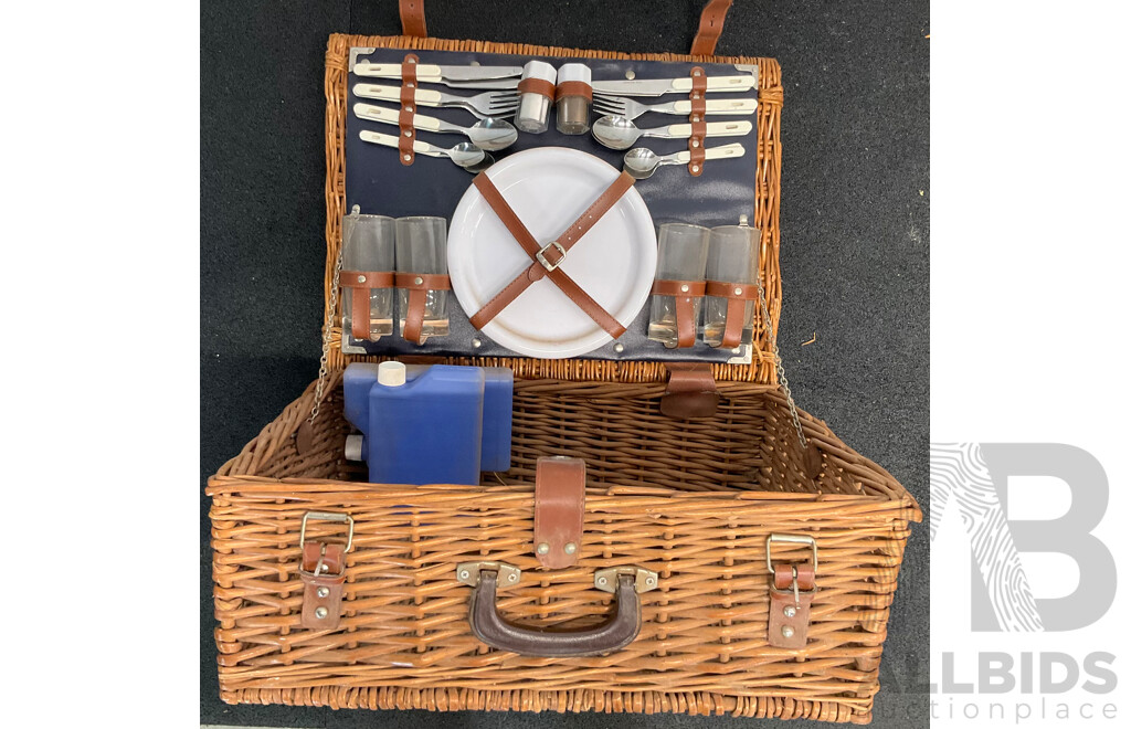 4-person Wicker Picnic Basket