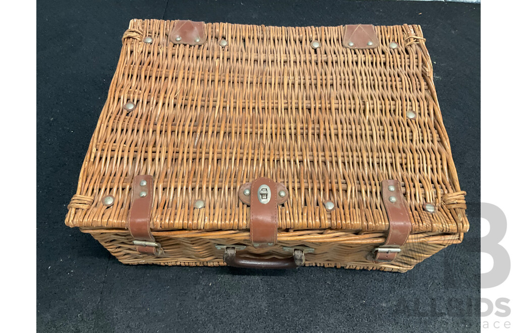 4-person Wicker Picnic Basket
