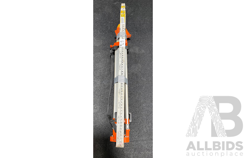 UNIVERSAL Level Telescoping Aluminum Tripod