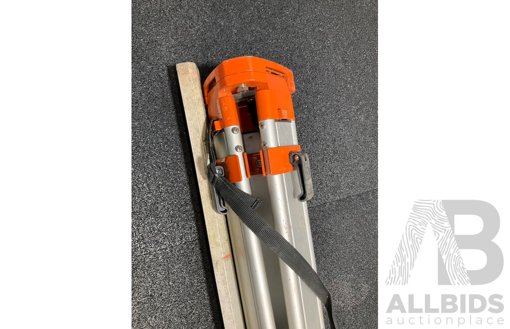 UNIVERSAL Level Telescoping Aluminum Tripod