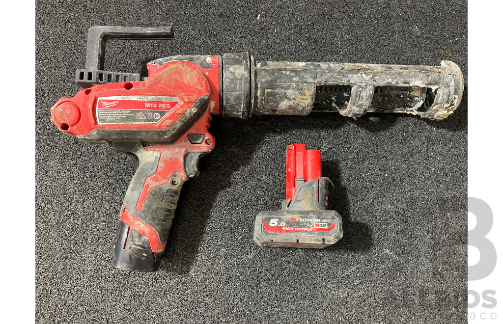 MILWAUKEE FUEL 12V Caulk and Adhesive Gun with Batteries