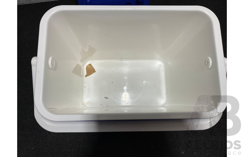 WILLOW 25L Cooler, DECOR Insulated Bottles, Cutlery Set and SISTEMA Storage Containers - Lot of 8