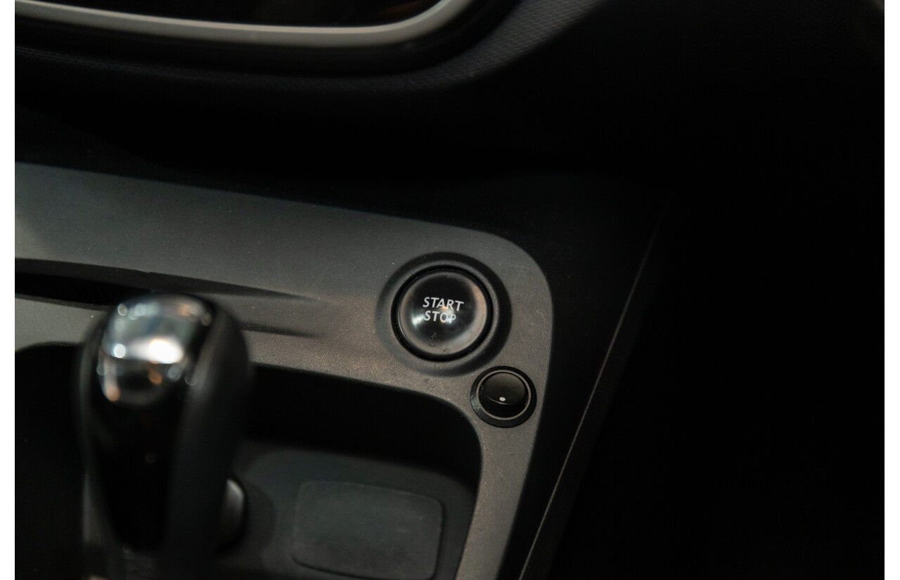 01/2016 Renault Captur Expression (FWD) J87 4d Wagon Ivory White Turbo 1.2L