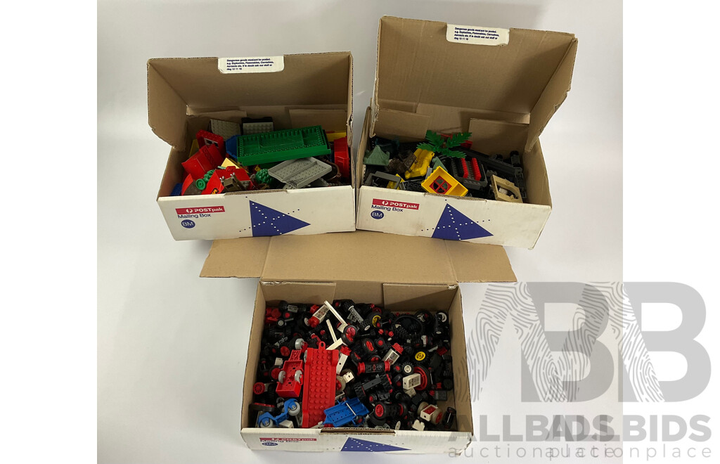 Collection of Vintage Lego Pieces Including Wheels, Trees, Ships - Approximately 3.9 Kilograms