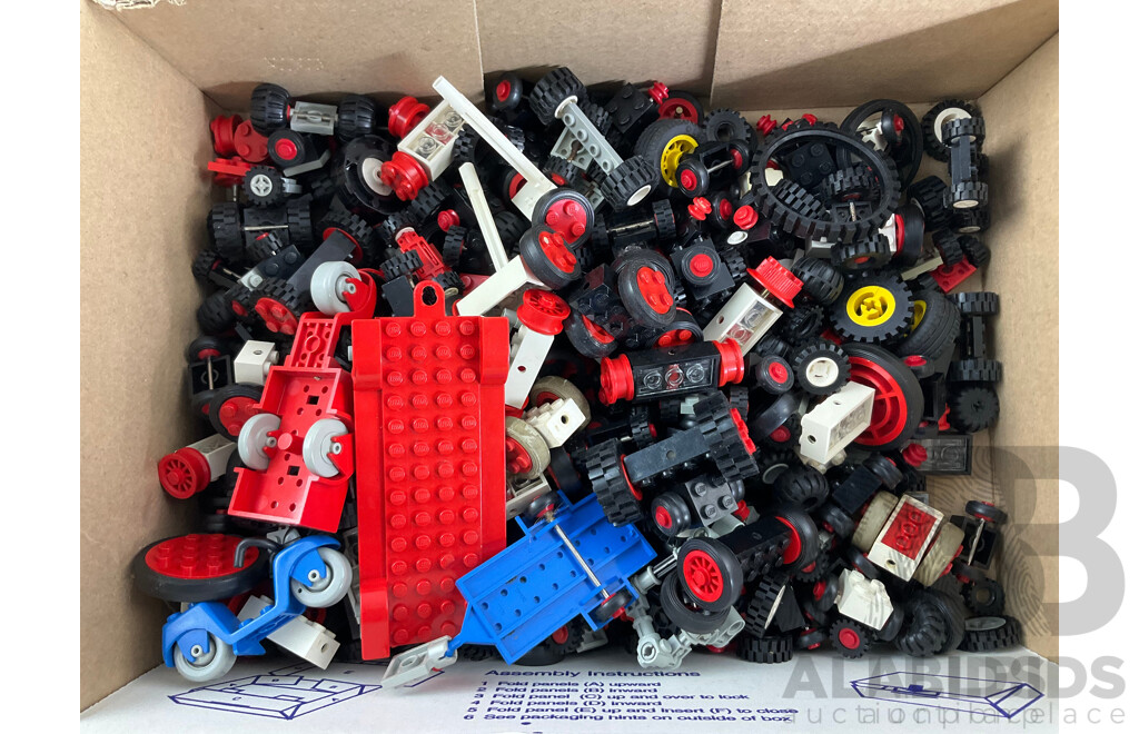 Collection of Vintage Lego Pieces Including Wheels, Trees, Ships - Approximately 3.9 Kilograms