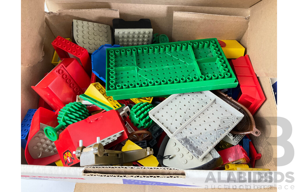 Collection of Vintage Lego Pieces Including Wheels, Trees, Ships - Approximately 3.9 Kilograms