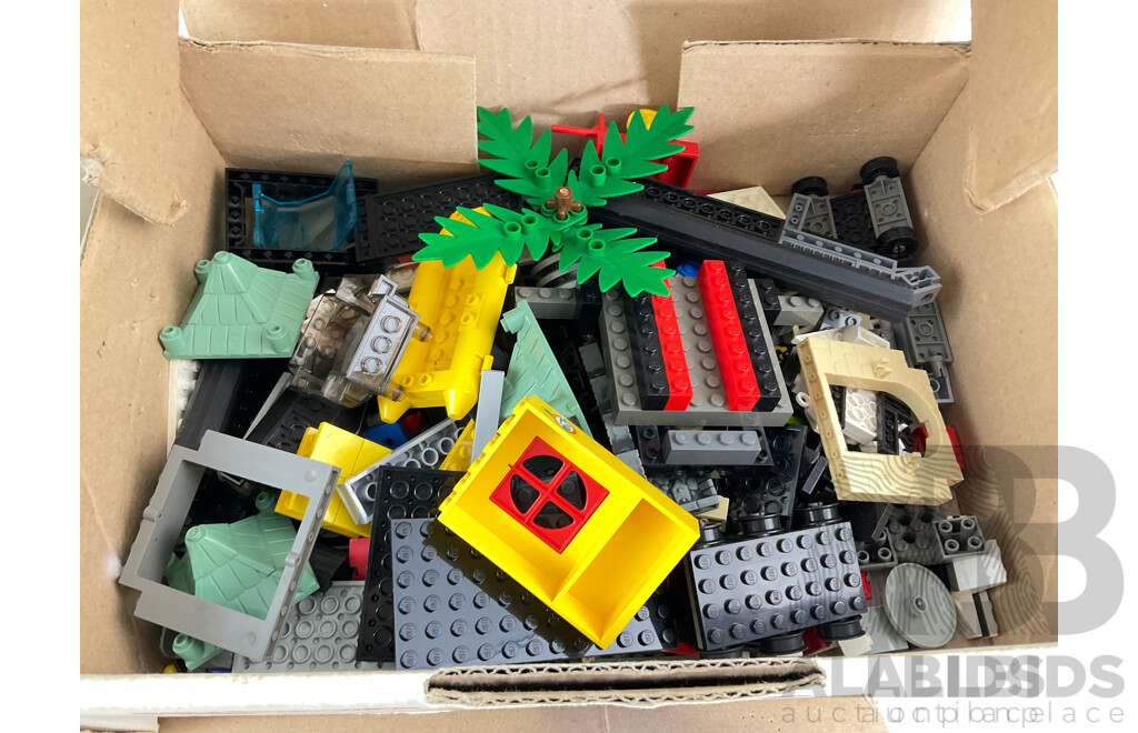 Collection of Vintage Lego Pieces Including Wheels, Trees, Ships - Approximately 3.9 Kilograms