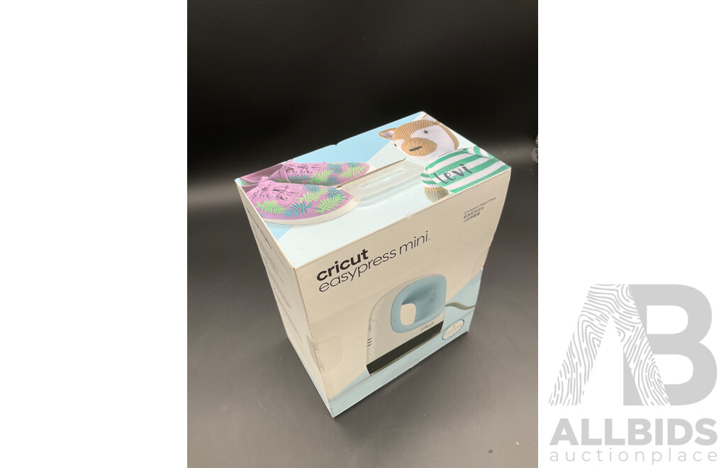 CRICUT Easy Press Mini - Compact Heat Press