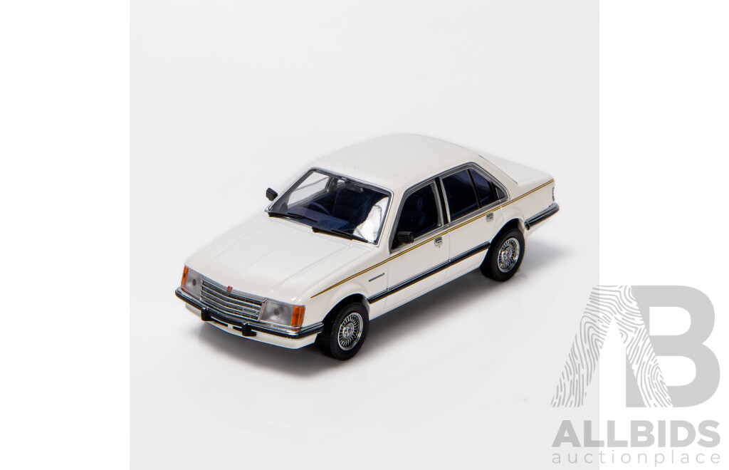 TRAX 1978 Holden VB Commodore SL/E Sedan White TR60C 1:43 Scale Model Car