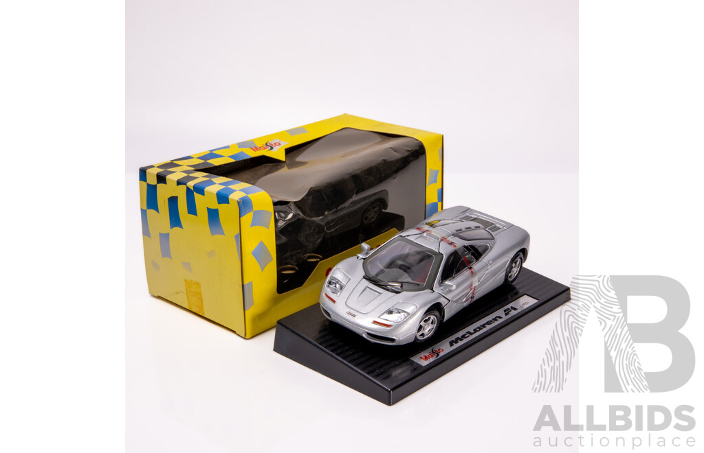 Maisto 1995 Release - 1993 McLaren F1 Road Car Metallic Silver 1:24 Scale Model Car - NOS