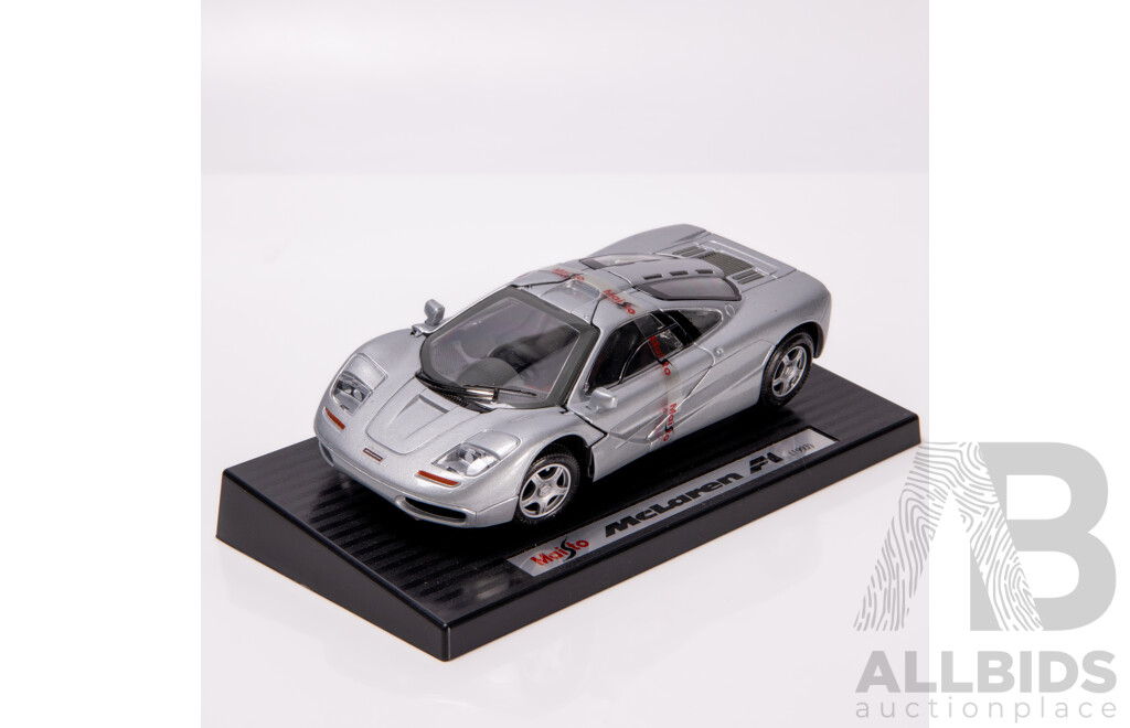 Maisto 1995 Release - 1993 McLaren F1 Road Car Metallic Silver 1:24 Scale Model Car - NOS