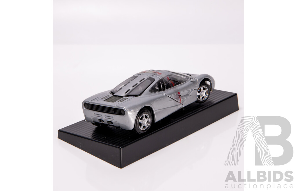 Maisto 1995 Release - 1993 McLaren F1 Road Car Metallic Silver 1:24 Scale Model Car - NOS