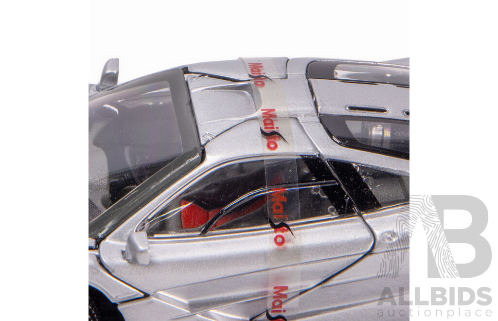 Maisto 1995 Release - 1993 McLaren F1 Road Car Metallic Silver 1:24 Scale Model Car - NOS