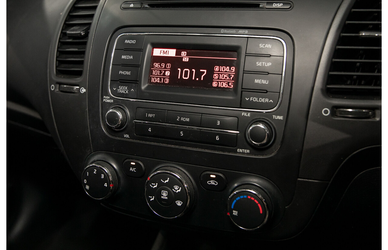 09/2015 Kia Cerato S (FWD) YD MY15 5d Hatchback Silky Silver Metallic 1.8L