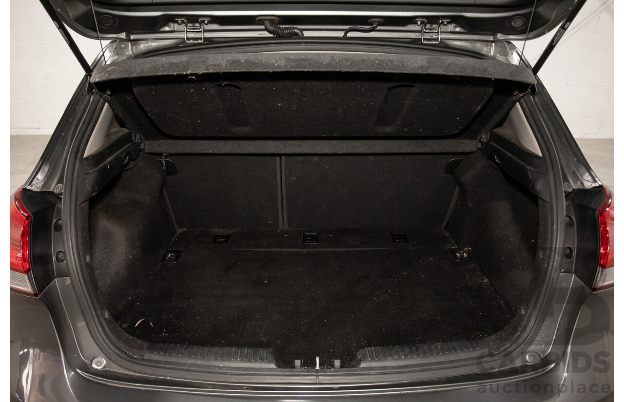 09/2015 Kia Cerato S (FWD) YD MY15 5d Hatchback Silky Silver Metallic 1.8L