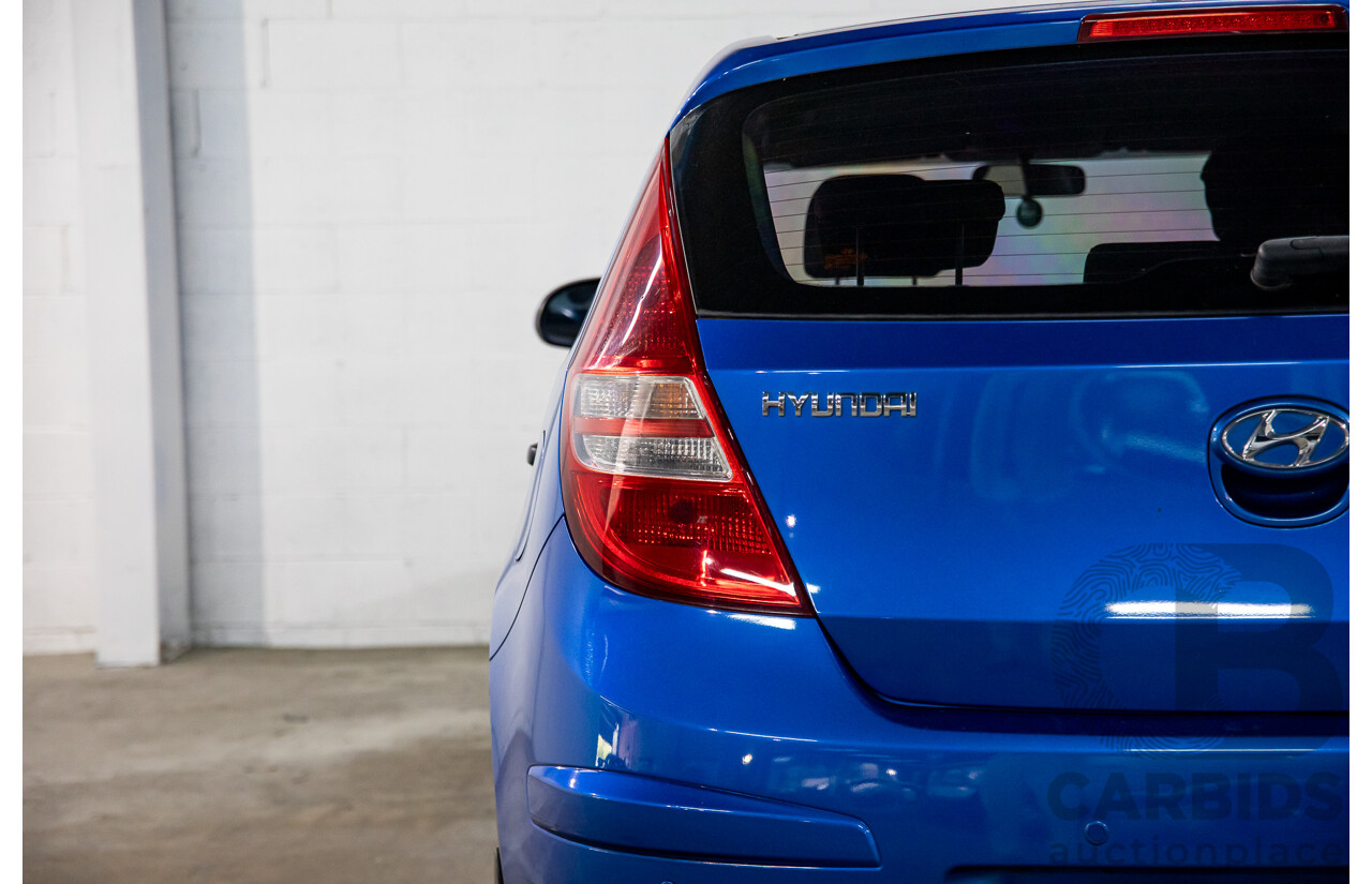 6/2009 Hyundai i30 SX 1.6 CRDi FD MY09 5d Hatchback Vivid Blue Turbo Diesel 1.6L