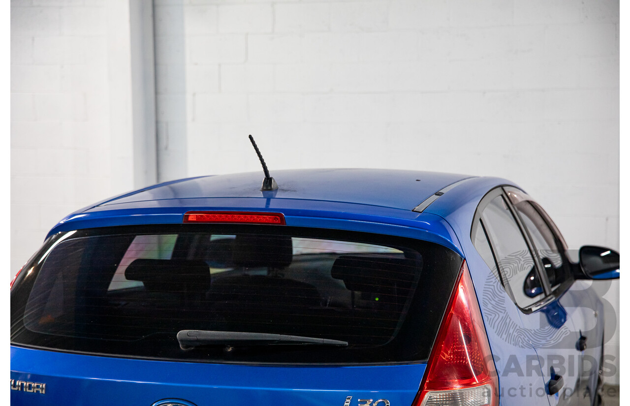 6/2009 Hyundai i30 SX 1.6 CRDi FD MY09 5d Hatchback Vivid Blue Turbo Diesel 1.6L