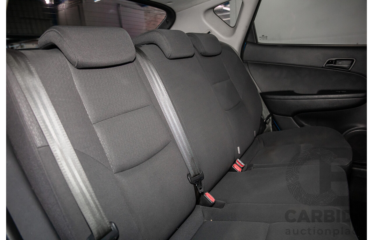 6/2009 Hyundai i30 SX 1.6 CRDi FD MY09 5d Hatchback Vivid Blue Turbo Diesel 1.6L