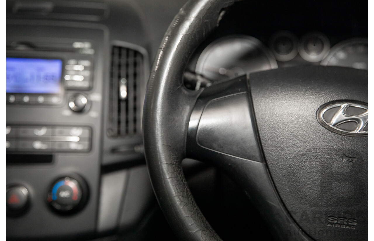 6/2009 Hyundai i30 SX 1.6 CRDi FD MY09 5d Hatchback Vivid Blue Turbo Diesel 1.6L