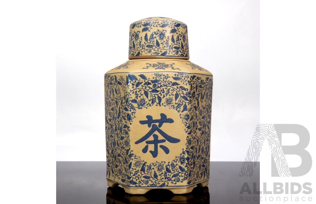 Hexagonal Lidded Chinese Tea Caddy with Chinoiserie Decoration