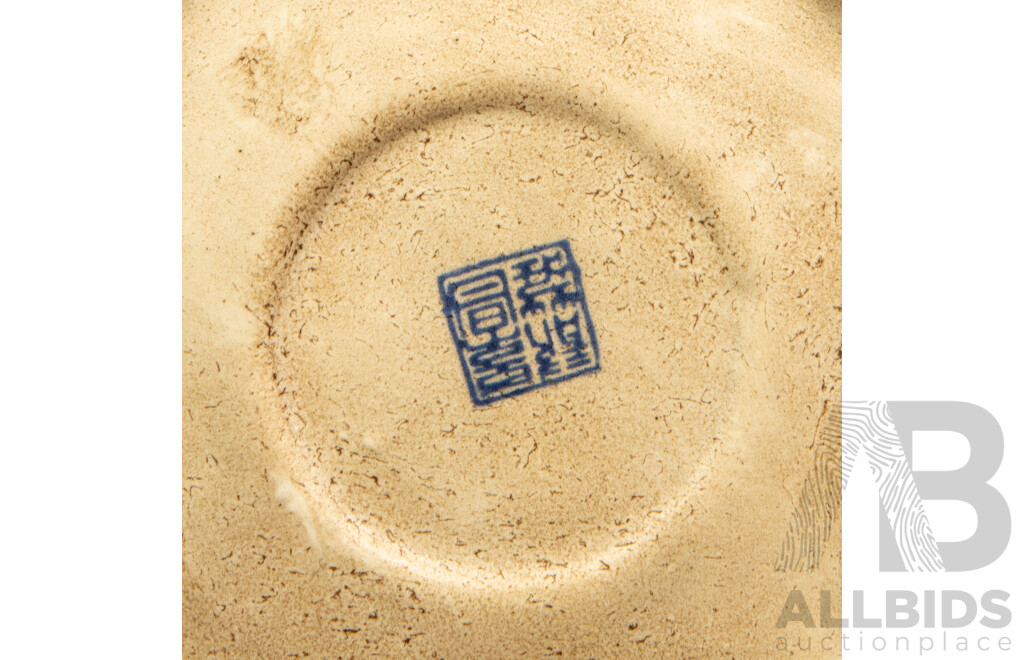 Hexagonal Lidded Chinese Tea Caddy with Chinoiserie Decoration