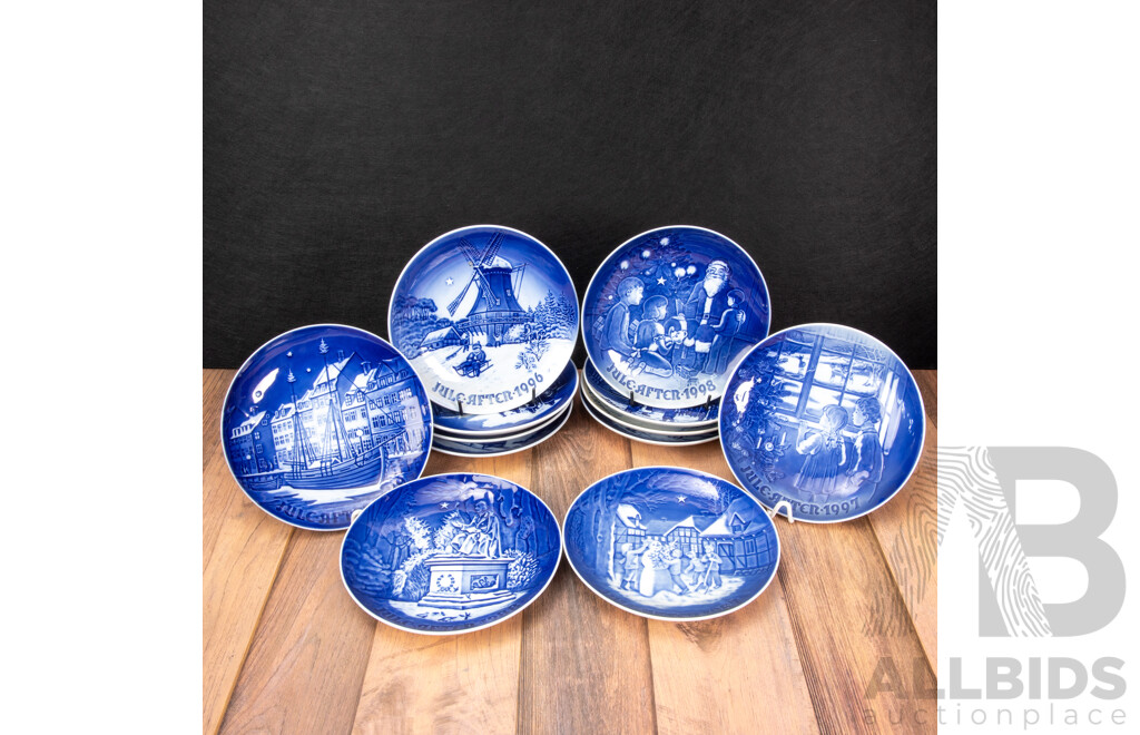 Good Collection of 30 Bing & Grondahl Christmas Themed Wall Plates, Years 1978 Through 2007