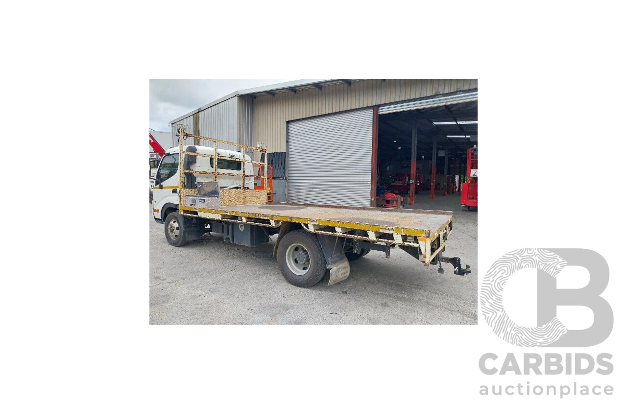 09/2007 Hino 300 Series Trayback Truck 2d Cab Chassis White Turbo Diesel 4.0L