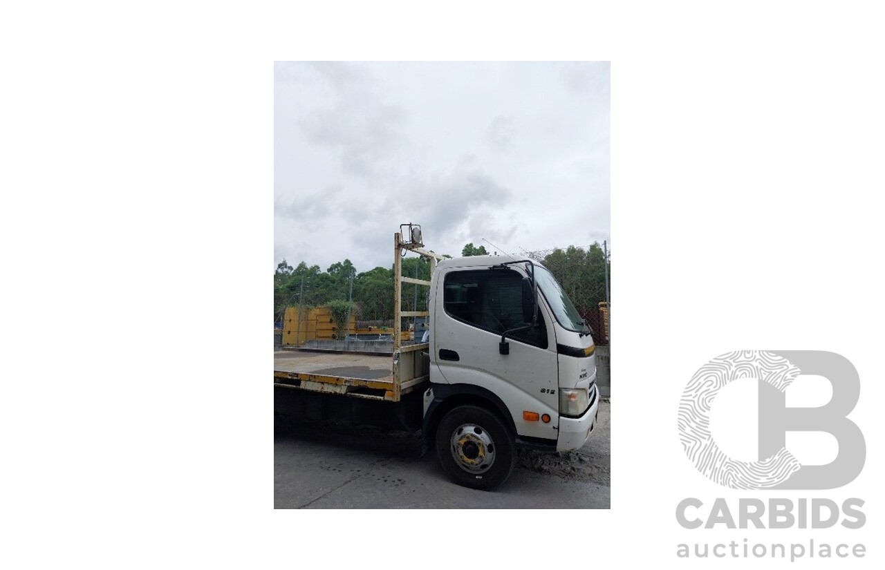 09/2007 Hino 300 Series Trayback Truck 2d Cab Chassis White Turbo Diesel 4.0L