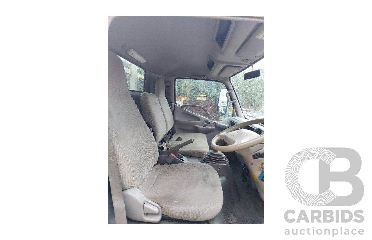 09/2007 Hino 300 Series Trayback Truck 2d Cab Chassis White Turbo Diesel 4.0L