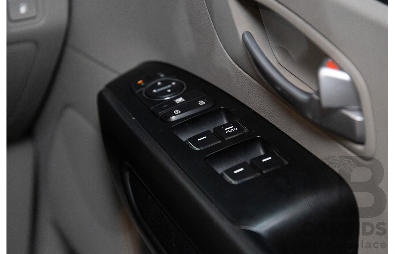 6/2018 Kia Carnival S YP MY16 Update 4d Wagon Snow White Pearl V6 3.3L - 8 Seater