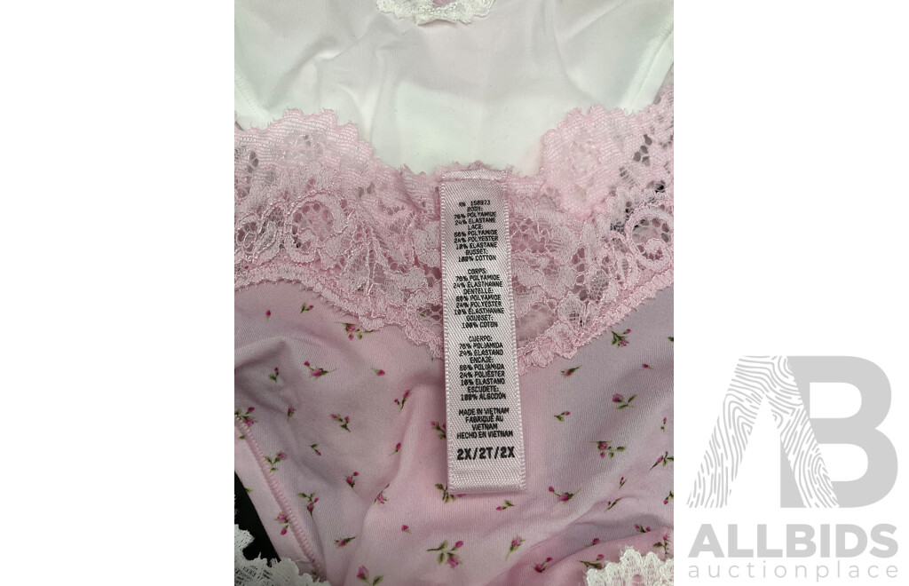 SKIMS Dipped Thongs 4pack and Lace Scoop Bralette 2pack - Lot of 2