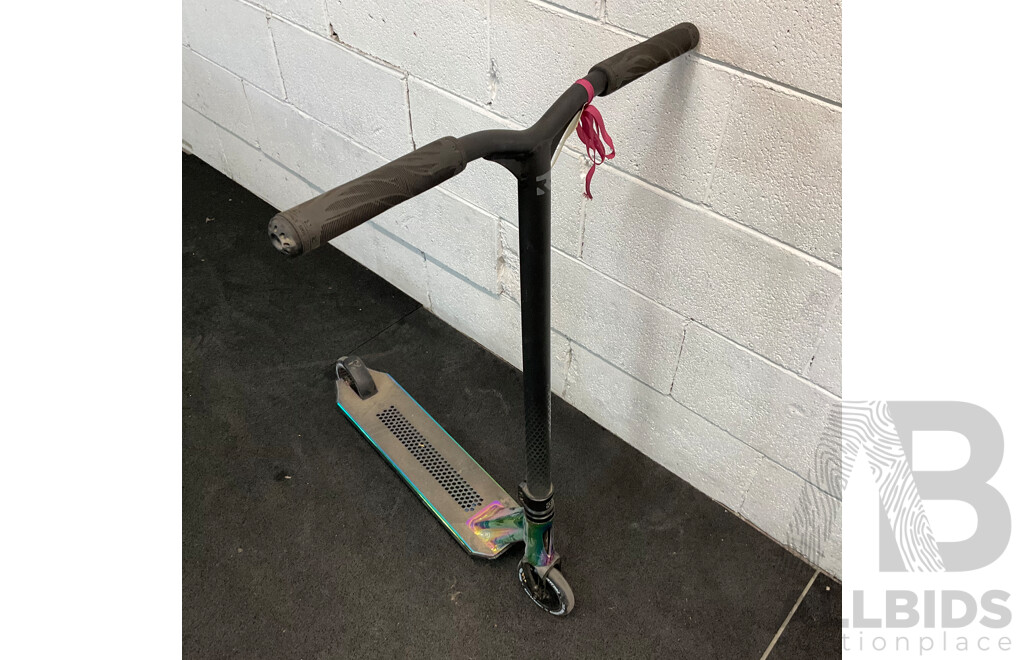 Root Invictus Scooter