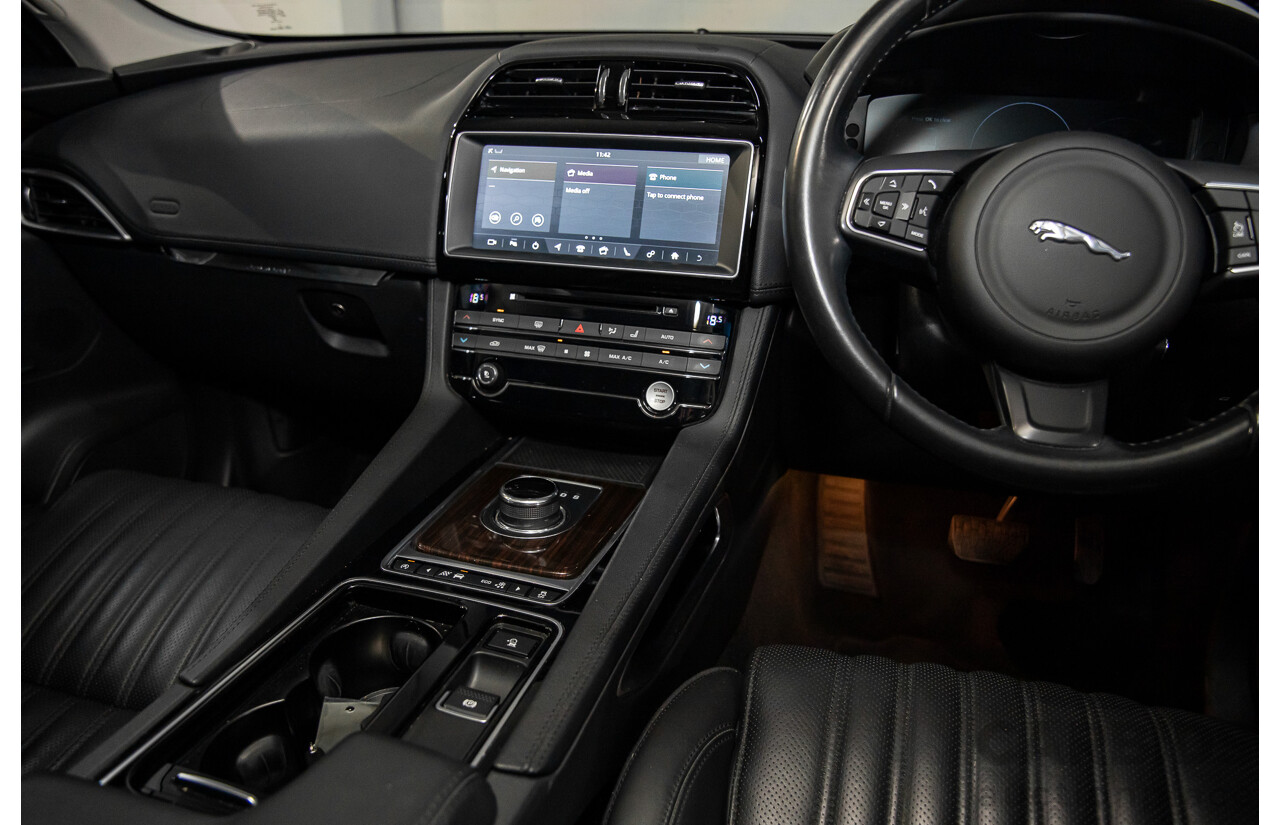 02/2017 Jaguar F-Pace 30d Portfolio (AWD) MY17 4d Wagon Glacier White Turbo Diesel V6 3.0L