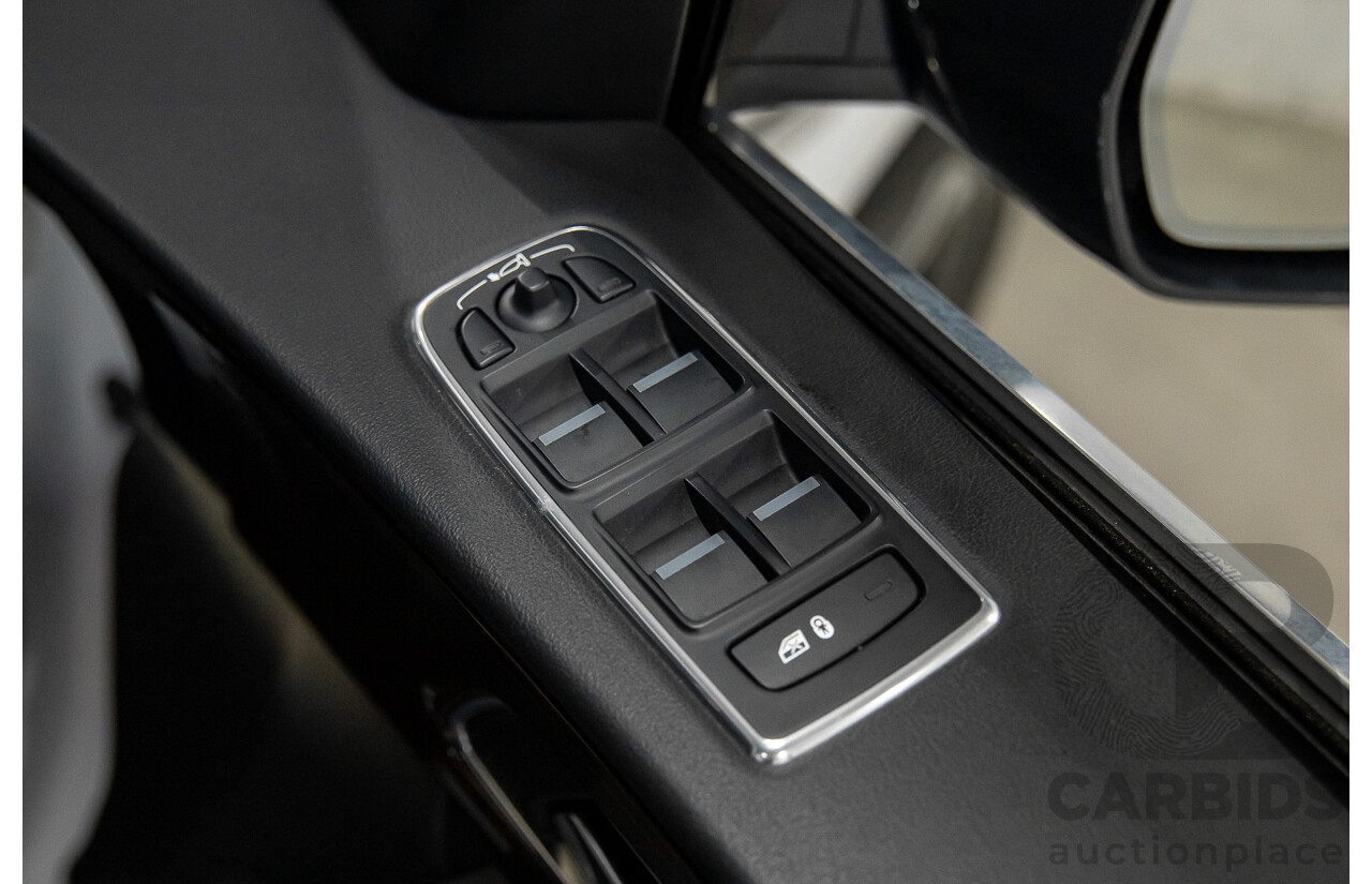 02/2017 Jaguar F-Pace 30d Portfolio (AWD) MY17 4d Wagon Glacier White Turbo Diesel V6 3.0L