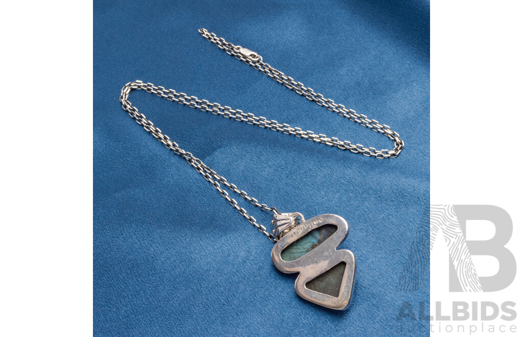 925 Sterling Silver Labradorite Pendant and Chain. Length - 71.5cms